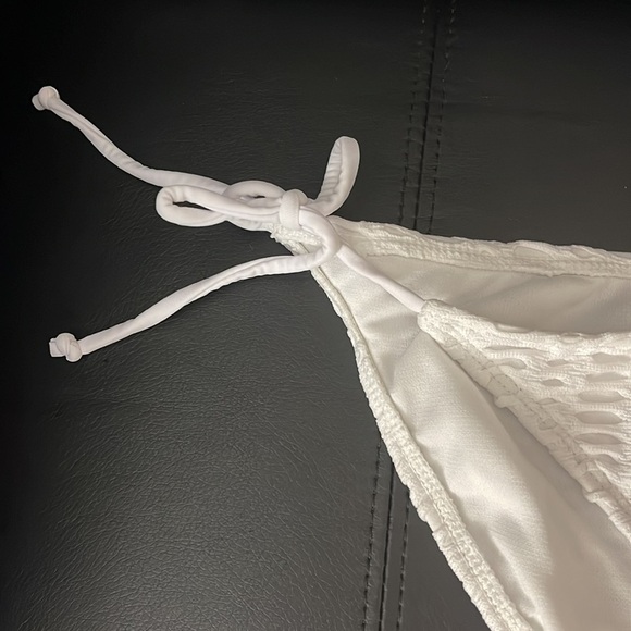 Bikini - Picture 3 of 6